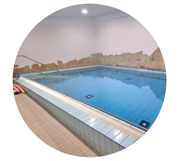 11 Schwimmbecken wo die Schwimmkurse stattfinden